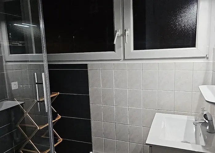 Cozy 3 Min Walk To Train Station Apartment