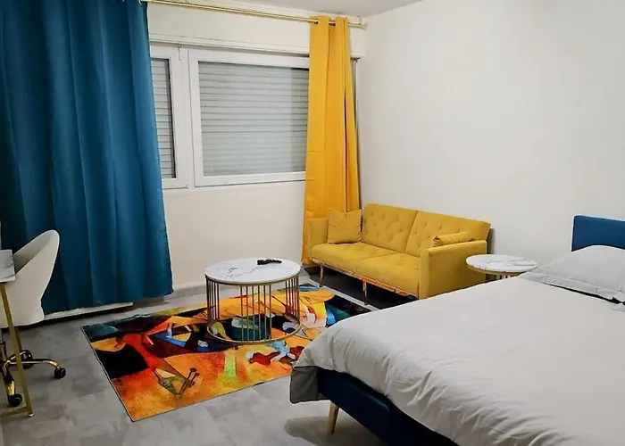 Cozy 3 Min Walk To Train Station Апартаменты