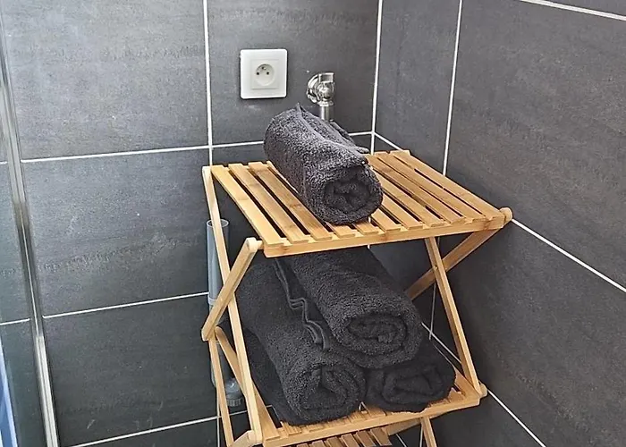 Апартаменты Cozy 3 Min Walk To Train Station